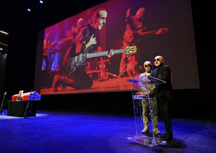 Özkan Uğur, son yolculuğuna uğurlandı: 'Böyle de bırakılmaz ki’ 1 Özkan Uğur, son yolculuğuna uğurlandı: ‘Böyle de bırakılmaz ki’