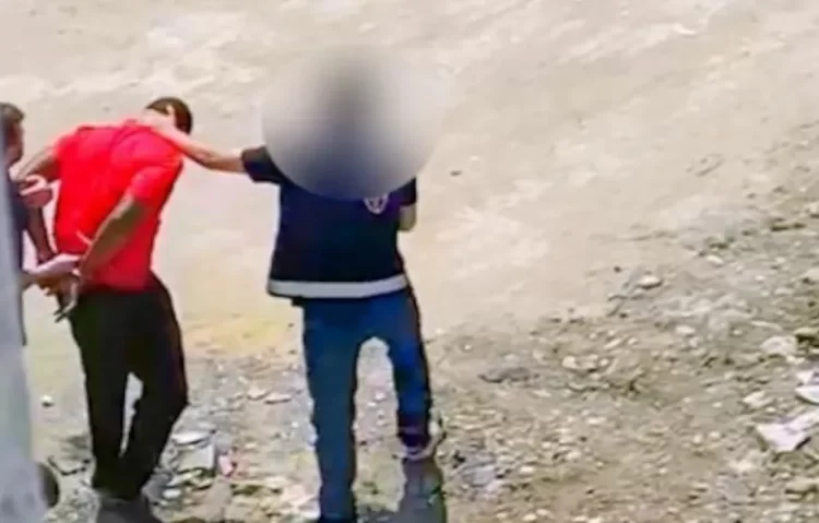 Afrikalı göçmen, polis tarafından darbedilerek gözaltına alındı