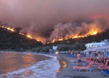 Rodos adasındaki yangın kontrolden çıktı: On binlerce kişi tahliye ediliyor