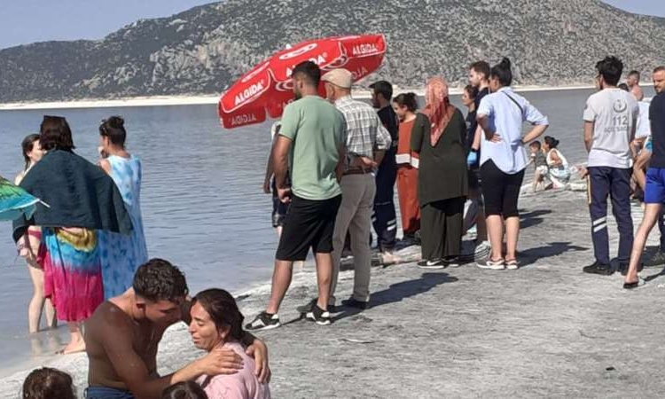Salda Gölü’ne giren 13 yaşındaki çocuk boğuldu