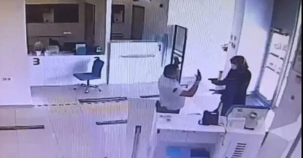 İstanbul'da kadın kılığına girerek banka soydu, 8 saat sonra yakalandı 1 İstanbul’da kadın kılığına girerek banka soydu, 8 saat sonra yakalandı