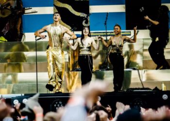 Danimarkalı Kürt popstar, 80 bin kişiye halay çektirdi