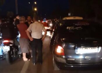 Hastane yolunu trafiğe kapatıp asker eğlencesi yaptılar