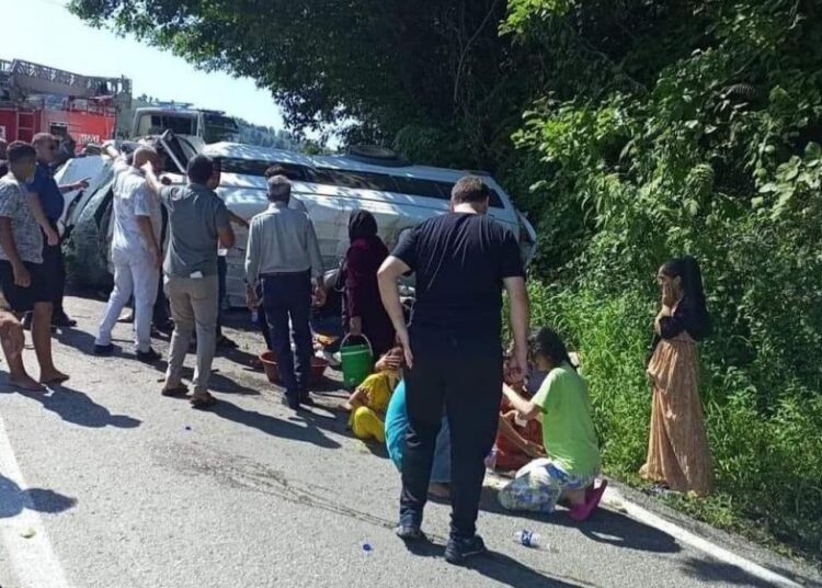 Ordu’da tarım işçilerini taşıyan minibüs ile otomobil çarpıştı; 3’ü ağır 17 yaralı