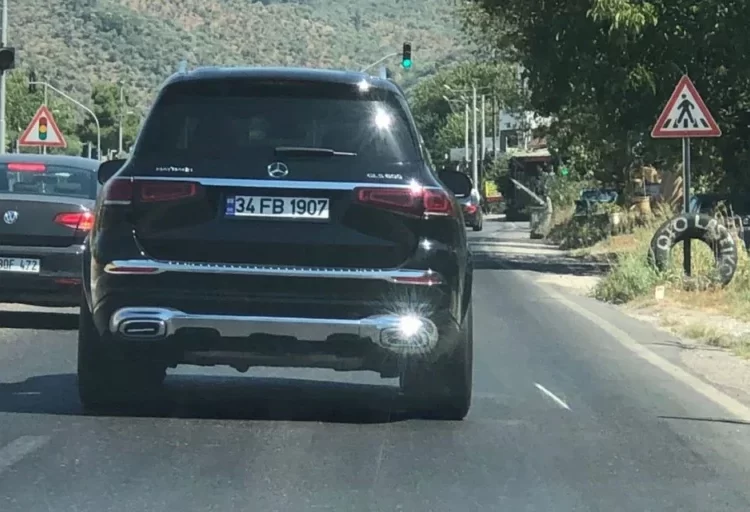 Meşhur plakayla her yerden kaçak geçiyor: Cezasını eski Fenerbahçeli yönetici ödüyor