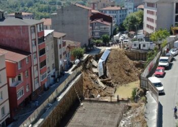 İstanbul Sarıyer’de yol çöktü: Bazı binalar tedbir amacıyla tahliye edildi!