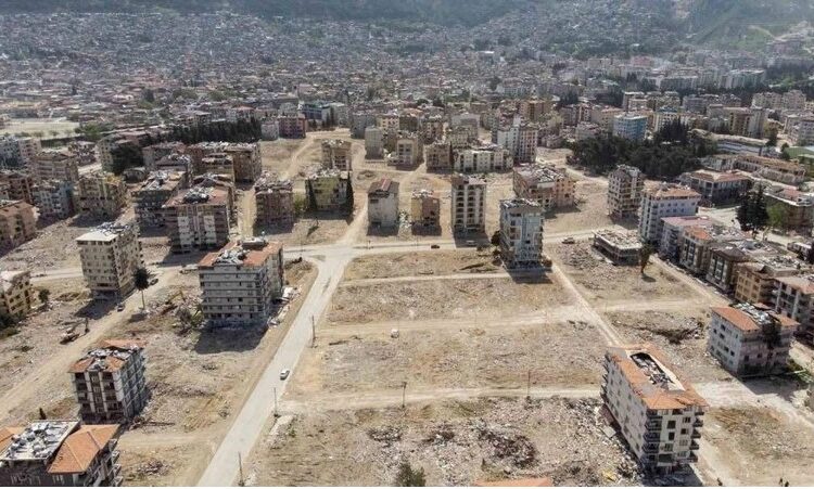 Deprem bölgesinde enkazlar yerini büyük boşluklara bıraktı 1 Deprem bölgesinde enkazlar yerini büyük boşluklara bıraktı