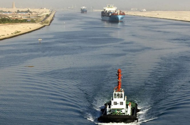 Süveyş Kanalı’nda petrol tankeri ile çarpışan römorkör battı: 1 ölü 1 Süveyş Kanalı’nda petrol tankeri ile çarpışan römorkör battı: 1 ölü