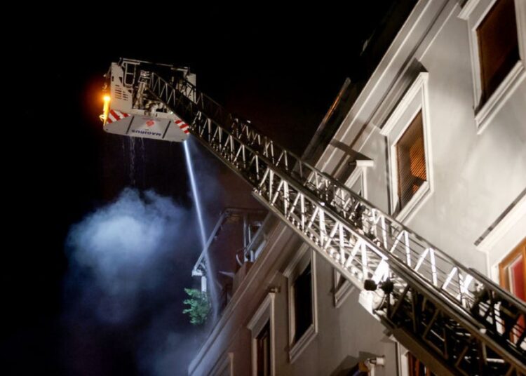 Kadıköy’de feci yangın: Anne öldü, baba ve kız yaralı