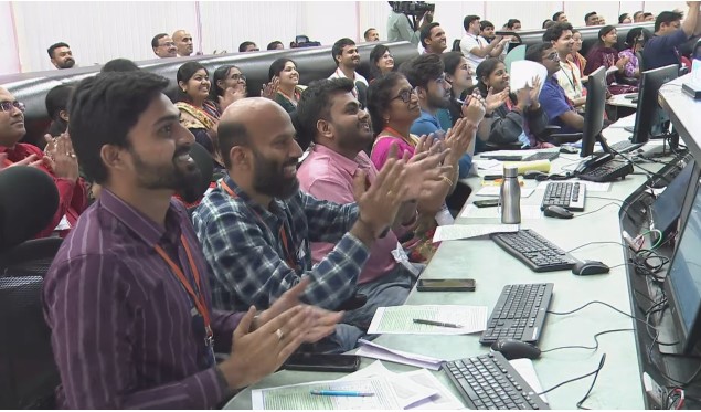 Tarihi görev başarıya ulaştı: Hindistan Ay'ın güneyine iniş yapan ilk ülke oldu 1 Tarihi görev başarıya ulaştı: Hindistan Ay’ın güneyine iniş yapan ilk ülke oldu