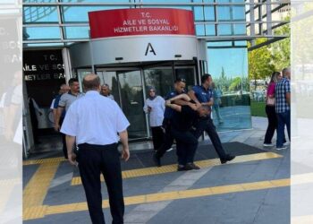 Bakanlık önünde “Açım, geçinemiyorum” diyen vatandaşa ters kelepçeyle gözaltı