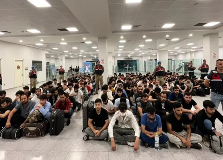 Hükümetin yerel seçim planı: Mültecileri sınırdışı etme operasyonları 1 Hükümetin yerel seçim planı: Mültecileri sınırdışı etme operasyonları