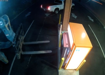 ATM’yi forklift ile yerinden söküp çaldılar