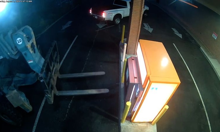 ATM'yi forklift ile yerinden söküp çaldılar 1 ATM’yi forklift ile yerinden söküp çaldılar