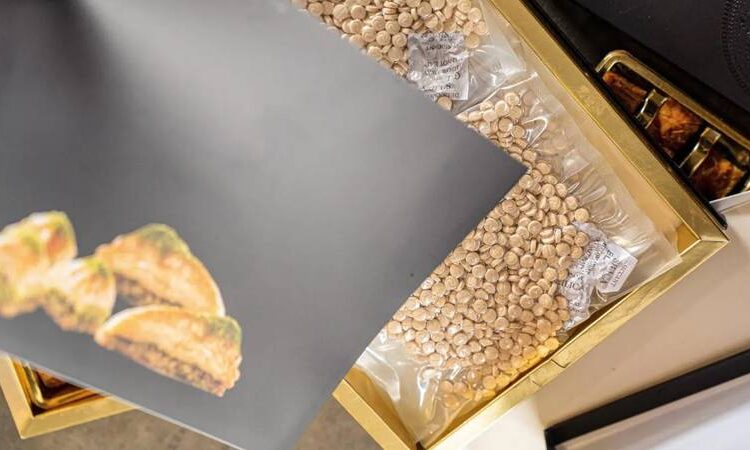 Baklava kutularında gizlenmiş 2 milyon uyuşturucu hap ele geçirildi