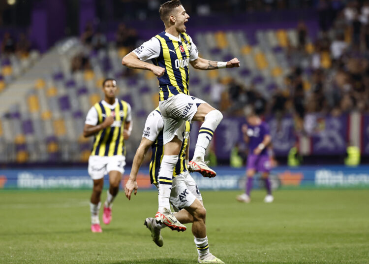 Maç durdu Fenerbahçe durmadı: 3-0’la tur geldi