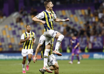 Maç durdu Fenerbahçe durmadı: 3-0’la tur geldi