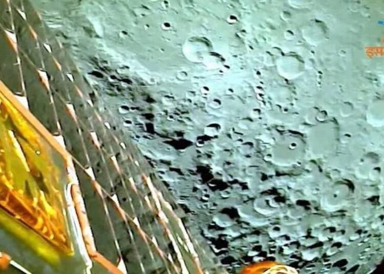 Yörüngeye yerleşen Hindistan uzay aracı Ay yüzeyinden yeni görüntüler yolladı