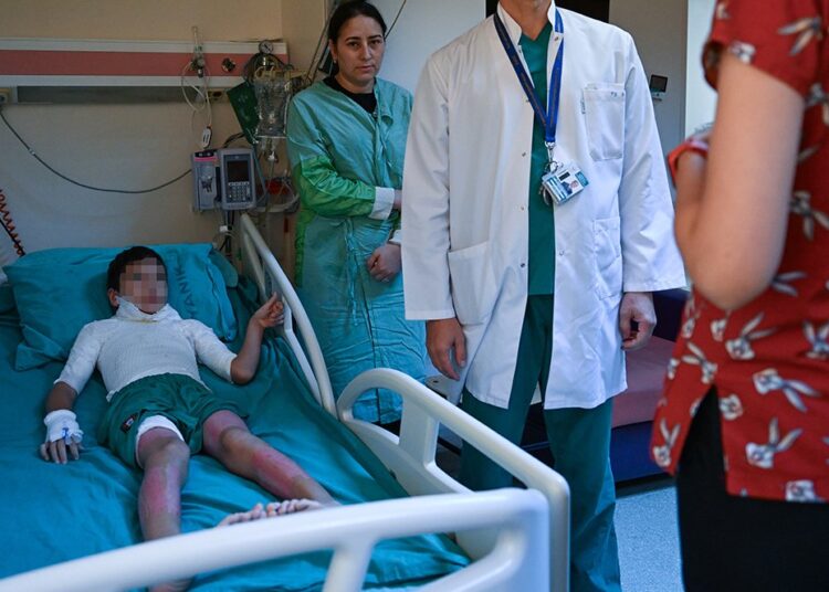 Sosyal medyada gördüğünü uygulayan çocuk bu hale geldi 1 Sosyal medyada gördüğünü uygulayan çocuk bu hale geldi