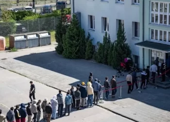 Almanya’da çarpıcı fotoğraf: Türkler iltica için uzun kuyruklar oluşturdu