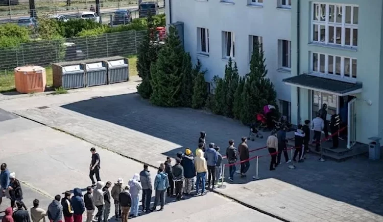 Almanya’da çarpıcı fotoğraf: Türkler iltica için uzun kuyruklar oluşturdu