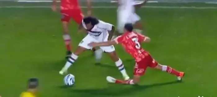 Marcelo rakibinin ayağını kırdı, gözyaşlarıyla sahayı terk etti 1 Marcelo rakibinin ayağını kırdı, gözyaşlarıyla sahayı terk etti