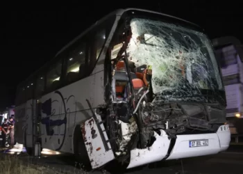 Yolcu otobüsü tıra çarptı: Çok sayıda yolcu yaralandı