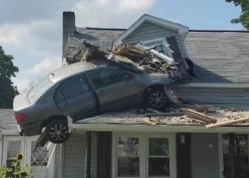 Arabasıyla evin ikinci katına daldı