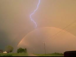 Gökkuşağına yıldırım çarptı, o anlar saniye saniye kaydedildi