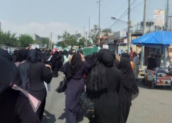 Afganistan’da 10 yaşından büyük kız çocuklarına okul yasağı