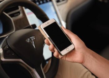 iPhone’dan Tesla araçlarını kontrol etmek mümkün olacak