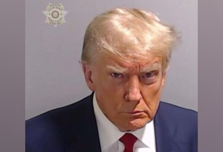 Trump, sabıka kaydı fotoğrafıyla 9,4 milyon dolar gelir elde etti 1 Trump, sabıka kaydı fotoğrafıyla 9,4 milyon dolar gelir elde etti