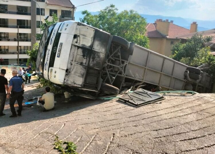 Tur otobüsü devrildi: 3’ü ağır 26 kişi yaralandı