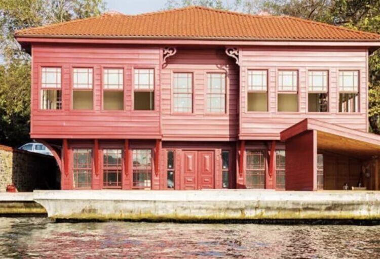 Rengiyle Boğaz'ın en dikkat çeken yalısı satıldı 1 Rengiyle Boğaz’ın en dikkat çeken yalısı satıldı