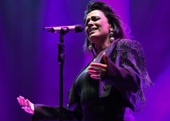 Yasmin Levy konseri durdurup selaya eşlik etti