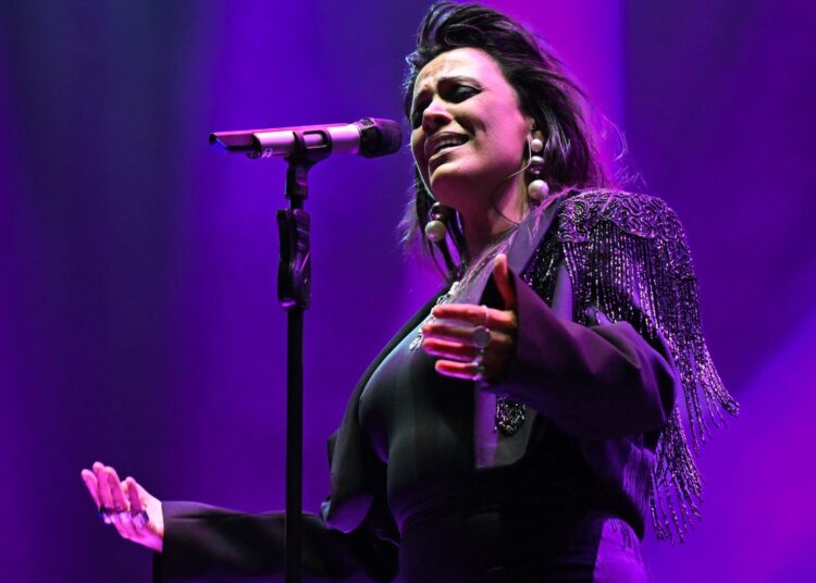 Yasmin Levy konseri durdurup selaya eşlik etti