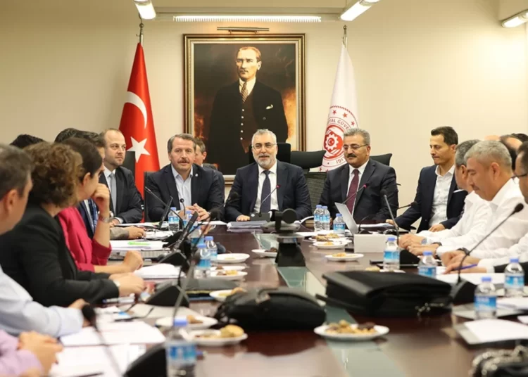 Hükümet, memur ve emekli için son zam teklifini bugün açıklıyor