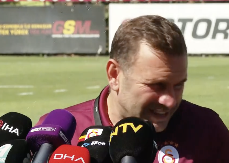 Okan Buruk basın toplantısında ıslandı 1 Okan Buruk basın toplantısında ıslandı