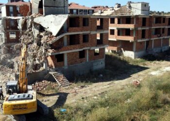 Bakanlık ruhsatlı firmanın ‘uygun’ dediği beton ‘kullanılamaz’ çıktı; binalar yıkıldı