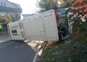 Kocaeli’de işçi servisi yayalara çarpıp devrildi: İki ölü, altı yaralı