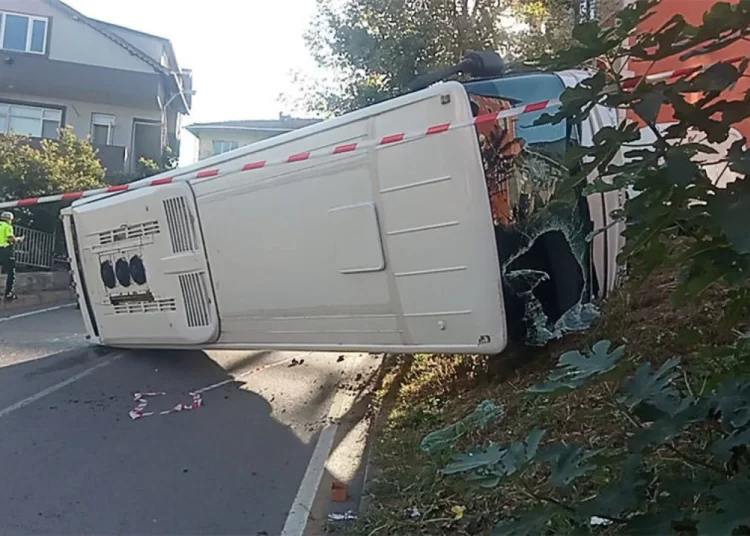 Kocaeli'de işçi servisi yayalara çarpıp devrildi: İki ölü, altı yaralı 1 Kocaeli’de işçi servisi yayalara çarpıp devrildi: İki ölü, altı yaralı