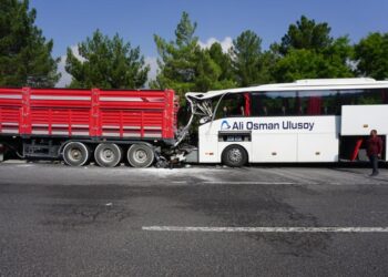 Yolcu otobüsü tırla çarpıştı: 2 kişi yaşamını yitirdi, 12 kişi yaralandı