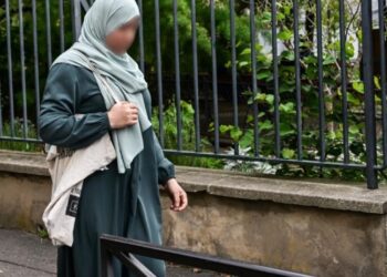 Fransa’da üç sendika, okullardaki abaya yasağını Danıştay’a taşıdı