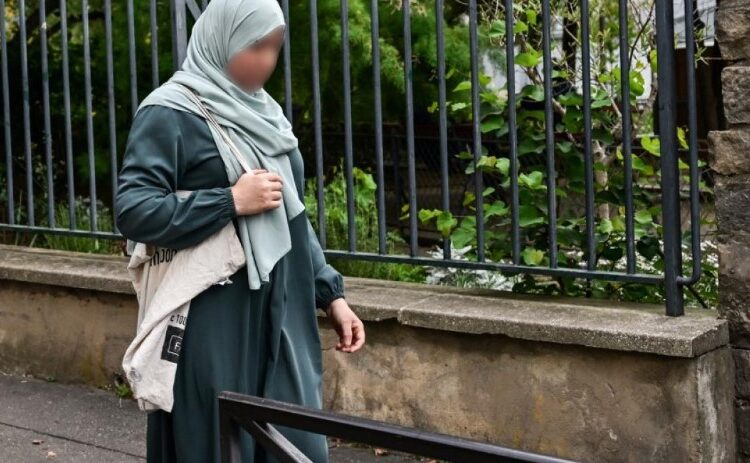 Fransa'da üç sendika, okullardaki abaya yasağını Danıştay'a taşıdı 1 Fransa’da üç sendika, okullardaki abaya yasağını Danıştay’a taşıdı
