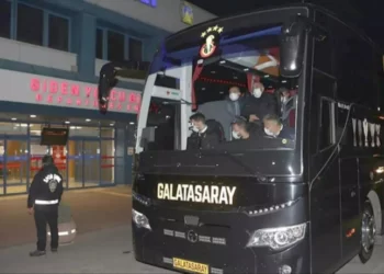 Gaziantep’te Galatasaray otobüsüne taşlı sopalı saldırı düzenlendi