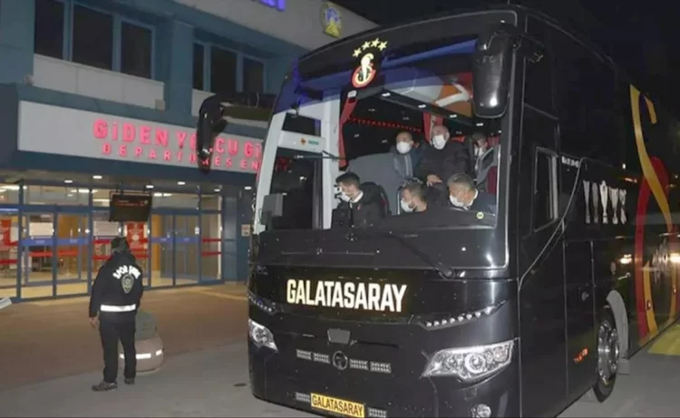 Gaziantep’te Galatasaray otobüsüne taşlı sopalı saldırı düzenlendi