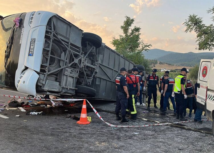 Denizli'de feci kaza: 6 kişi öldü, 42 kişi yaralandı 1 Denizli’de feci kaza: 6 kişi öldü, 42 kişi yaralandı