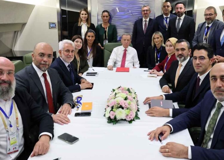 Erdoğan: Yeni anayasa için kapıları çalacağız