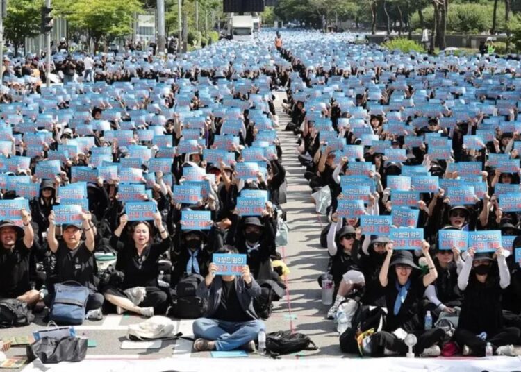 Güney Kore’de öğretmenler intihar eden meslektaşları için sokaktalar