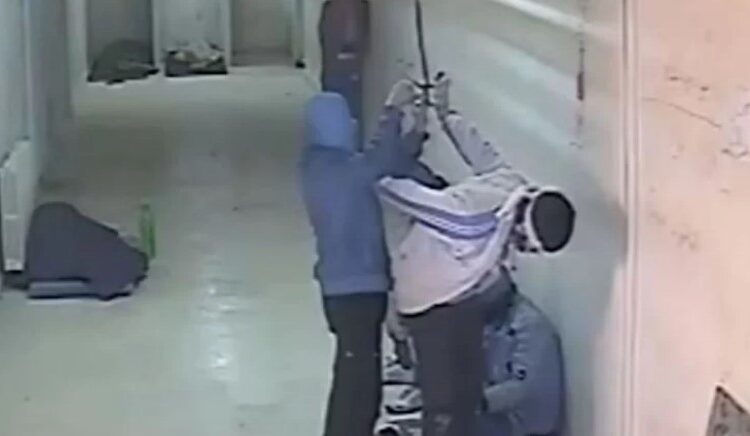 IŞİD’in işkence merkezi ortaya çıktı: İlk kez görüntülendi 1 IŞİD’in işkence merkezi ortaya çıktı: İlk kez görüntülendi